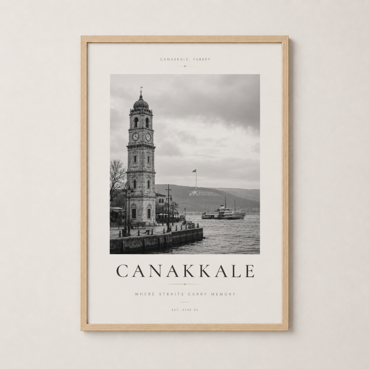 Çanakkale posterinin ahşap çerçeveli versiyonu, sıcak ve doğal dekorasyon stiline uyumlu duvar sanatı.