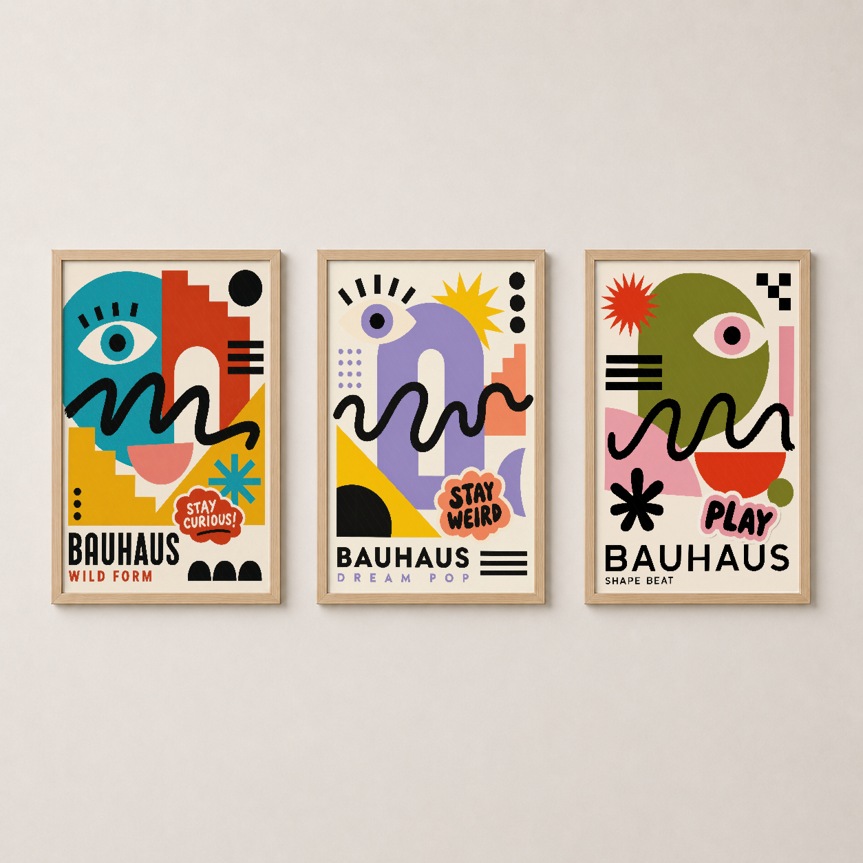 Bauhaus portre tablolar, doğal ahşap çerçeveli, asimetrik renk композisyonuyla oda dekorasyonu.