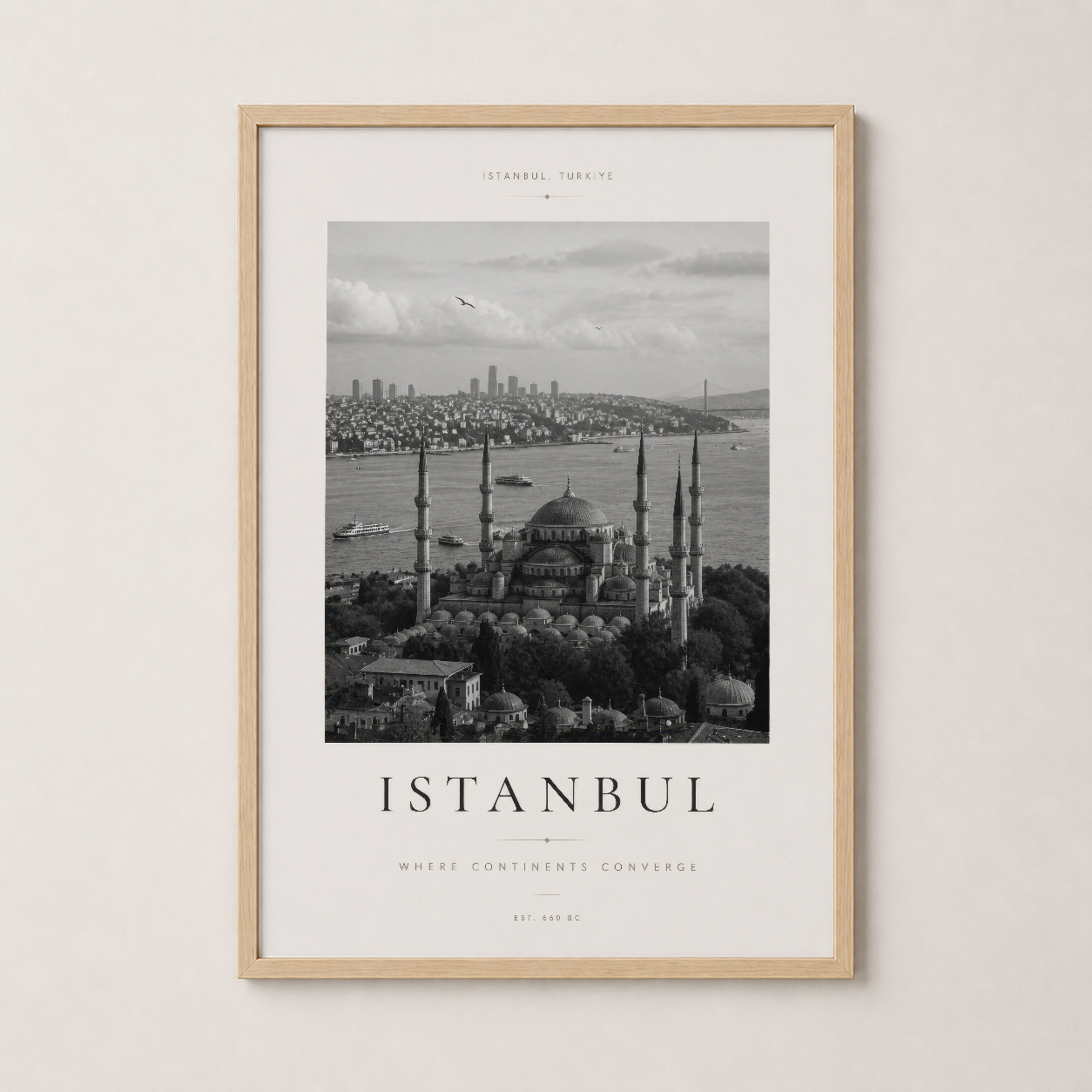Ahşap çerçeveli İstanbul posteri, Sultanahmet Camii'nin zarif siyah beyaz fotoğrafını doğal ve sıcak ambiyansa dönüştüren