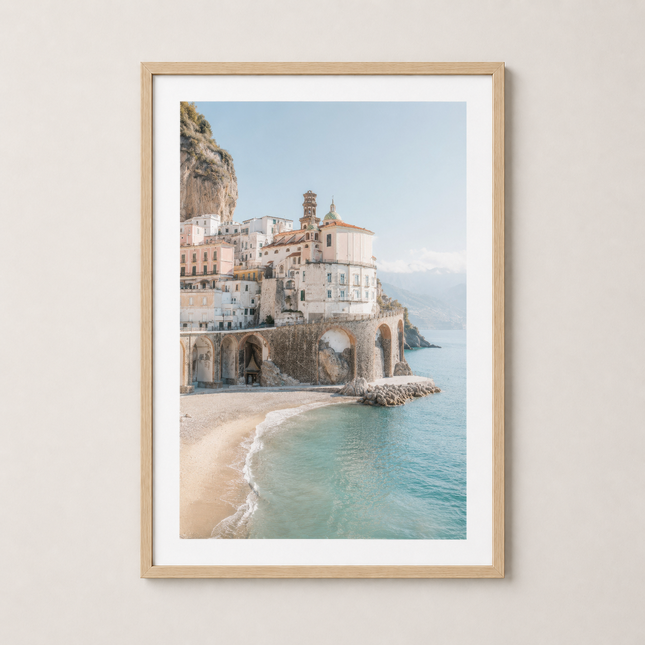 Amalfi sahilinin ikonik kesimine ahşap çerçevede monte edilmiş sanat tablosu, sıcak dekorasyona uygun.