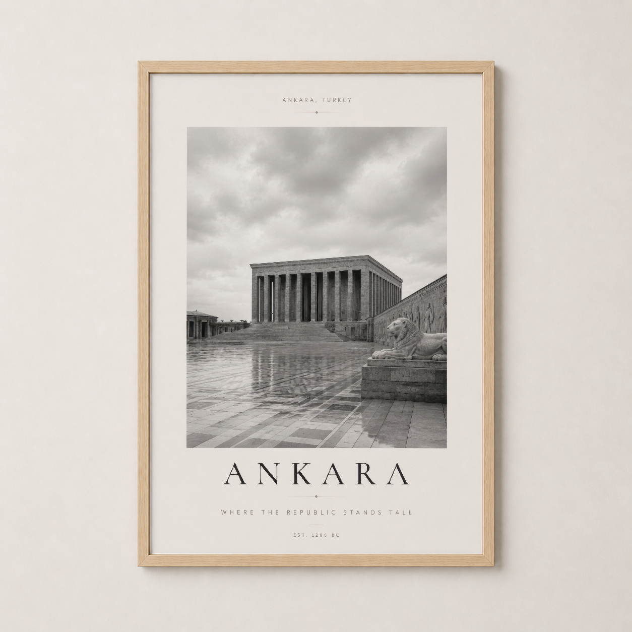 Ankara tablosu ahşap çerçevesinde, sıcak ve doğal bir ambiyans yaratarak dekoratif duvar sanatı.