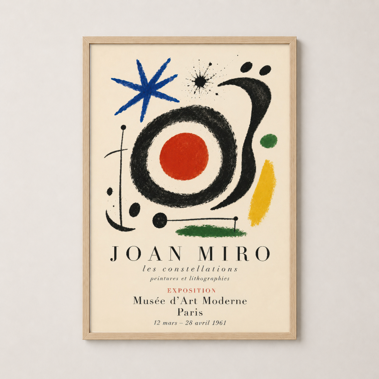 Miro konstellasyonları tablosu ahşap çerçevede, minimalist oturma alanında sanat koleksiyonu.