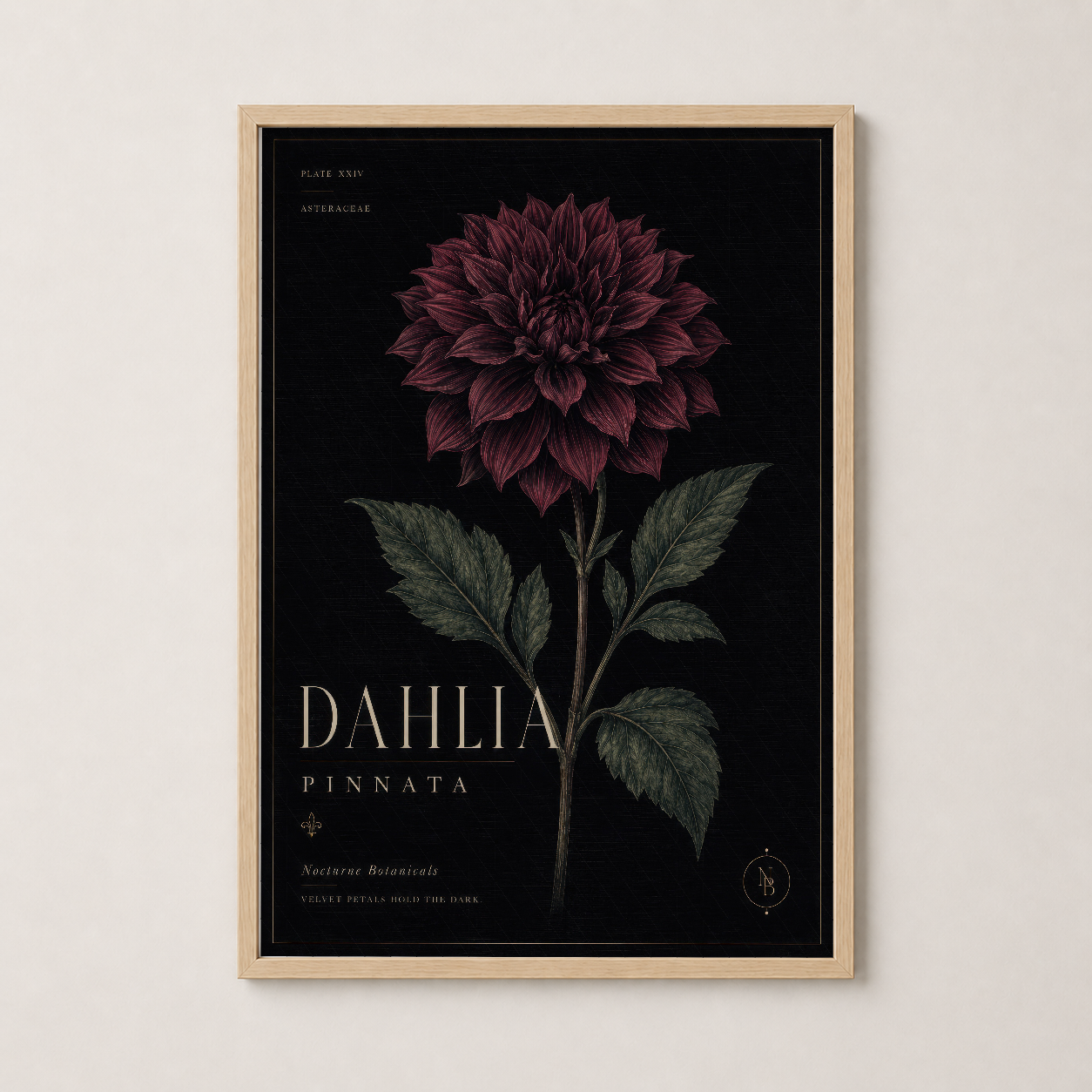 Doğal ahşap çerçevede, siyah fondlu bordo dahlia çiçeği tasarımlı poster.