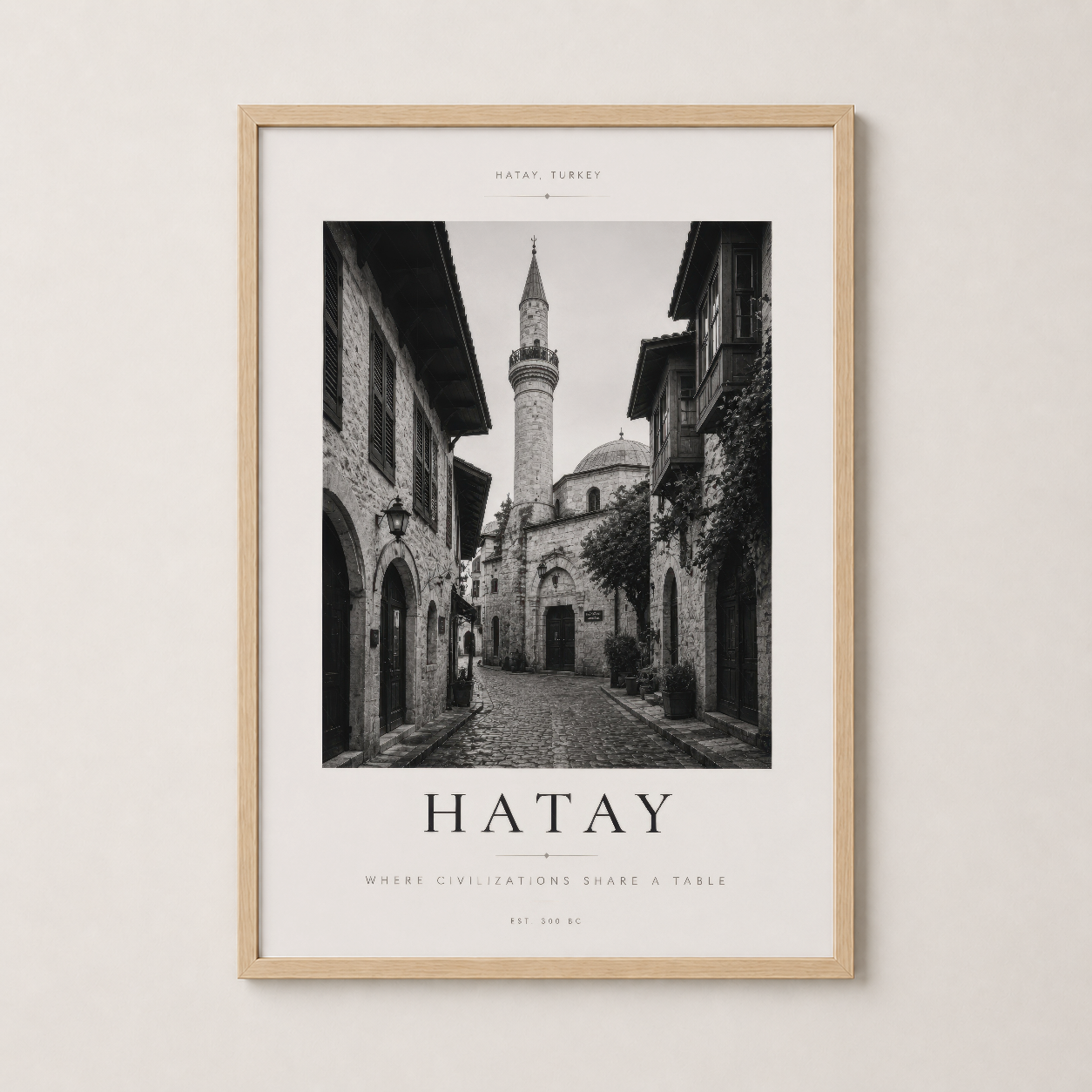 Ahşap çerçeveli Hatay posteri, tarihi mimarinin siyah beyaz fotoğrafik yorumu.