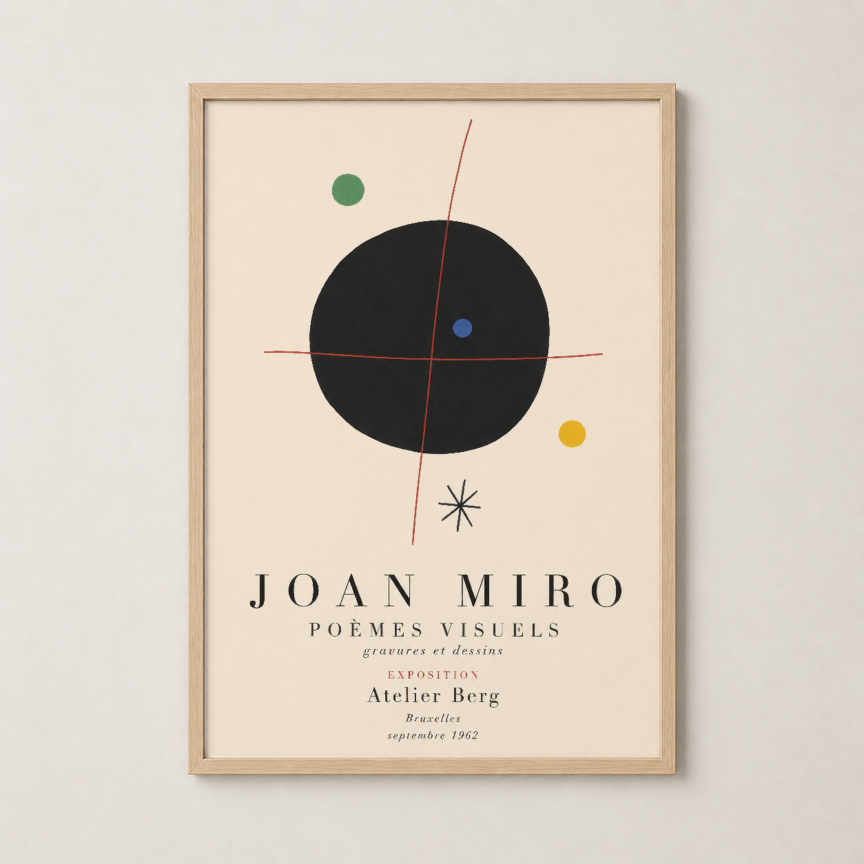 Doğal ahşap çerçeveli Joan Miro poster, minimalist siyah daire ve kırmızı çizgilerle avangard estetik.