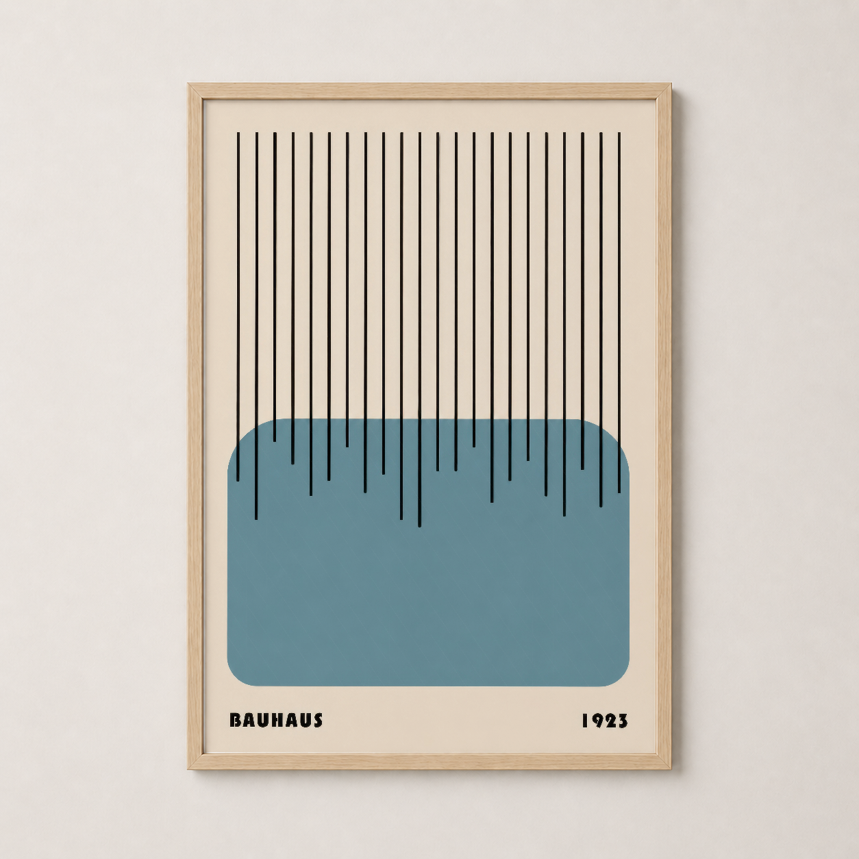 Doğal ahşap çerçevede Bauhaus tasarımı, minimalist mavi form ve dikey çizgili soyut duvar tablosu.