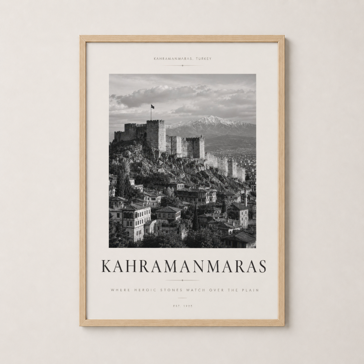 Kahramanmaraş manzarasını gösteren tablo, doğal ahşap çerçevede sıcak ve konforlu atmosfer yaratan dekor.