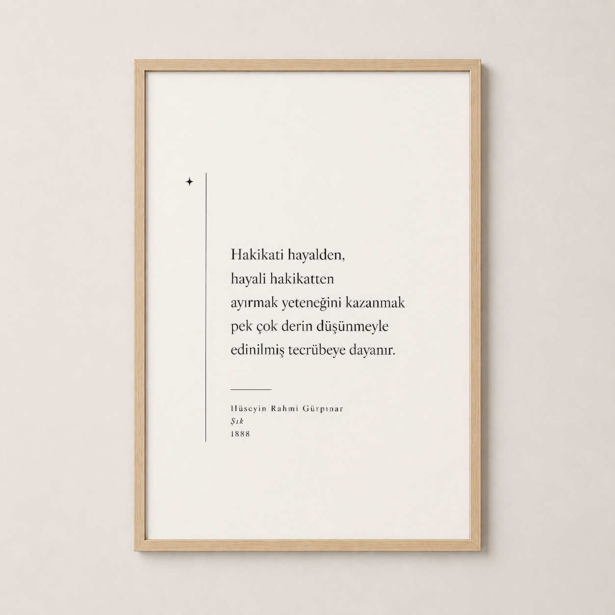 Ahşap çerçeveli edebiyat posteri, klasik metin tasarımı ve doğal çerçeve detayı ile sıcak ev dekorasyonu.