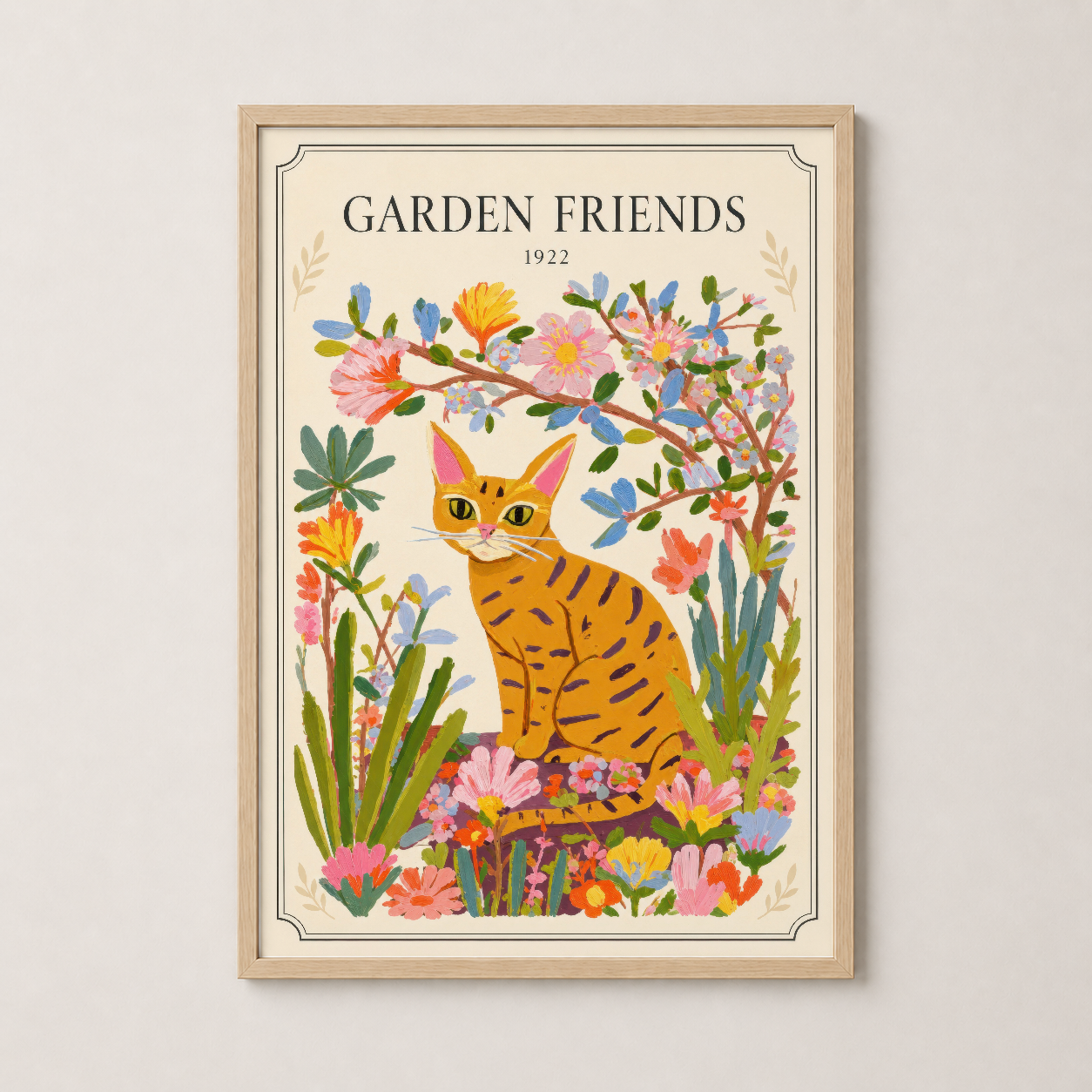 Garden Friends duvar tablosu ahşap çerçevede, doğal ve sıcak ortamda sergilenen nostaljik bahçe temalı poster.