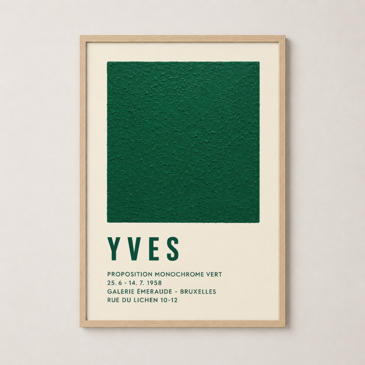 Doğal ahşap çerçevede asılı, koyu yeşil sanat baskısı ve minimal typography detayları ile galeri kalitesi poster.