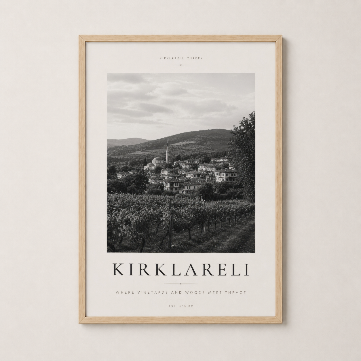Ahşap çerçeveli Kırklareli sanat baskısı, sıcak ve samimi bir ev dekorasyonu öğesi olarak görseller.