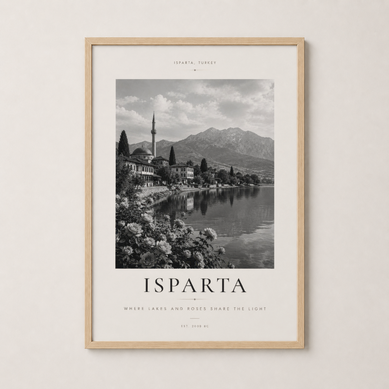 Isparta tablosu ahşap çerçevede, doğal ışık ile oda dekorasyonunuza zarafet ve tarih katıyor.