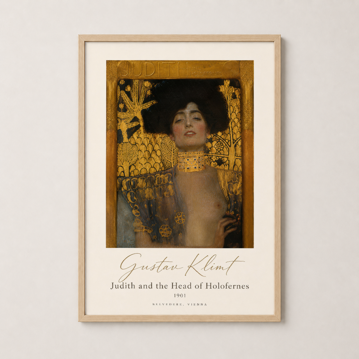 Doğal ahşap çerçeve, Klimt'in altın sanat eserini sıcak ve entelektüel bir ortama taşıyor.