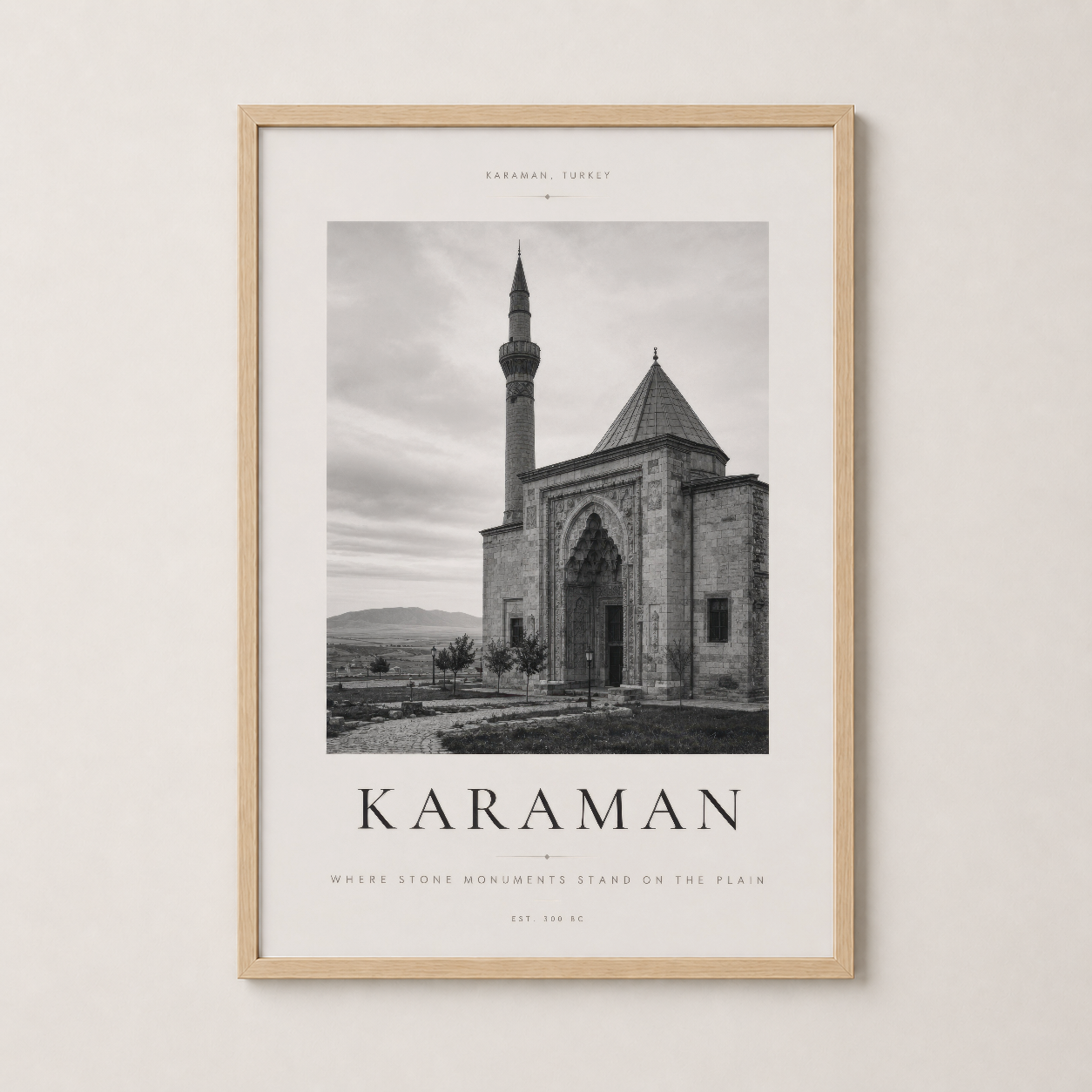 Karaman tablosu ahşap çerçevede, sıcak ve doğal bir ambiyans ile uyumlu bir sanat eseri.