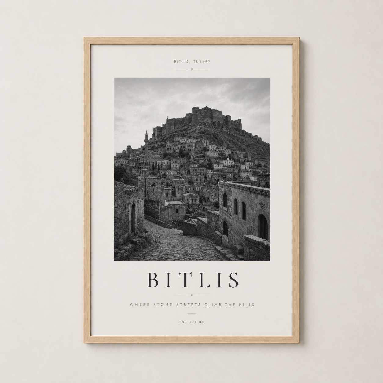 Bitlis baskısı doğal ahşap çerçevede, vintage stil travel poster estetiğiyle dekoratif duvar sanatı.