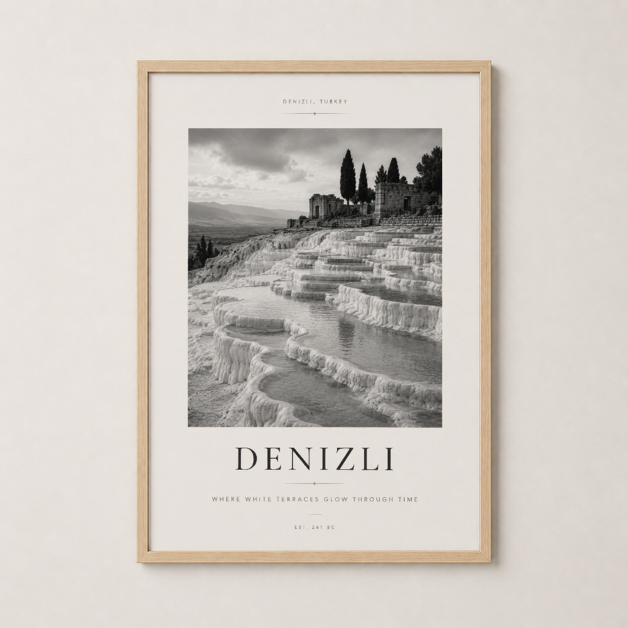 Ahşap çerçeveli Denizli sanat baskısı, termal suyun oluşturduğu katmanları ılık estetikle dekorasyona katan poster.