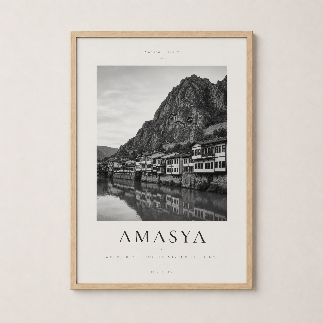 Doğal ahşap çerçeveli Amasya tablosu, Türkiye'nin tarihi güzelliğini sade elegansla sanatsal olarak yansıtır.
