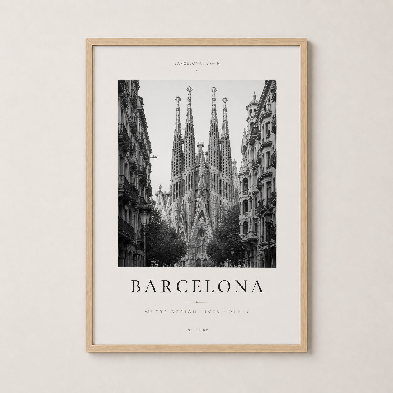 Ahşap çerçeveli Barcelona posteri, doğal sıcaklık ve yumuşaklık ile oturma odasında estetik bir görsel merkez yaratıyor.