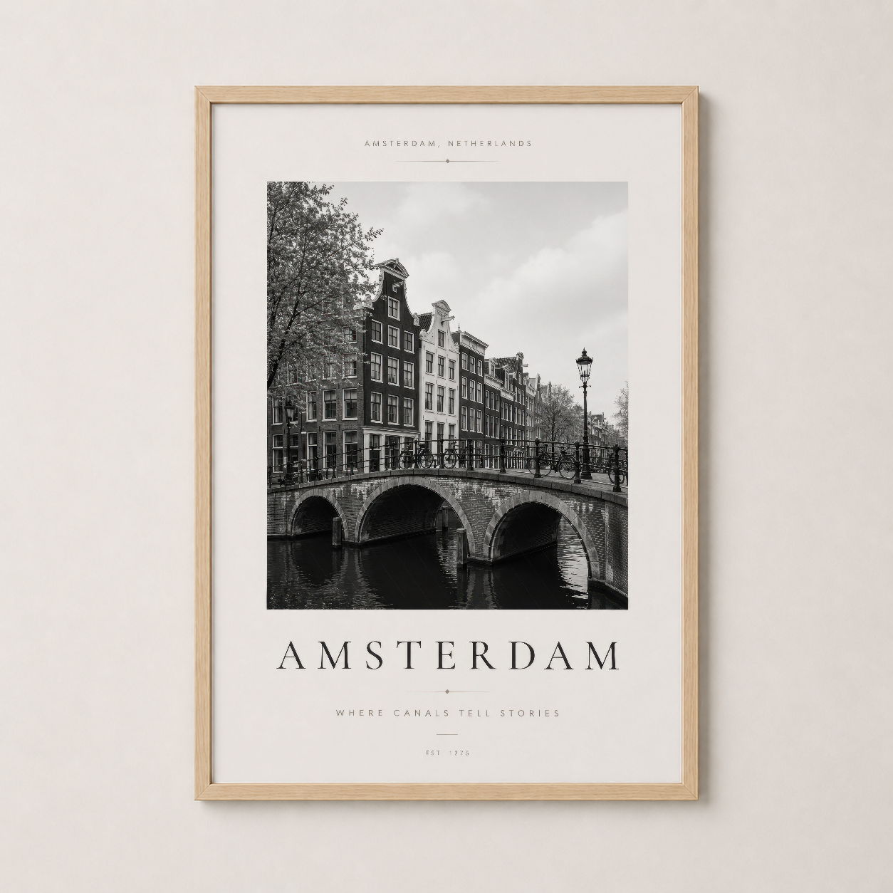 Ahşap çerçeveli Amsterdam kanallı poster, endüstriyel loft alanında ısıtıcı ve klasik görünüm sağlar.