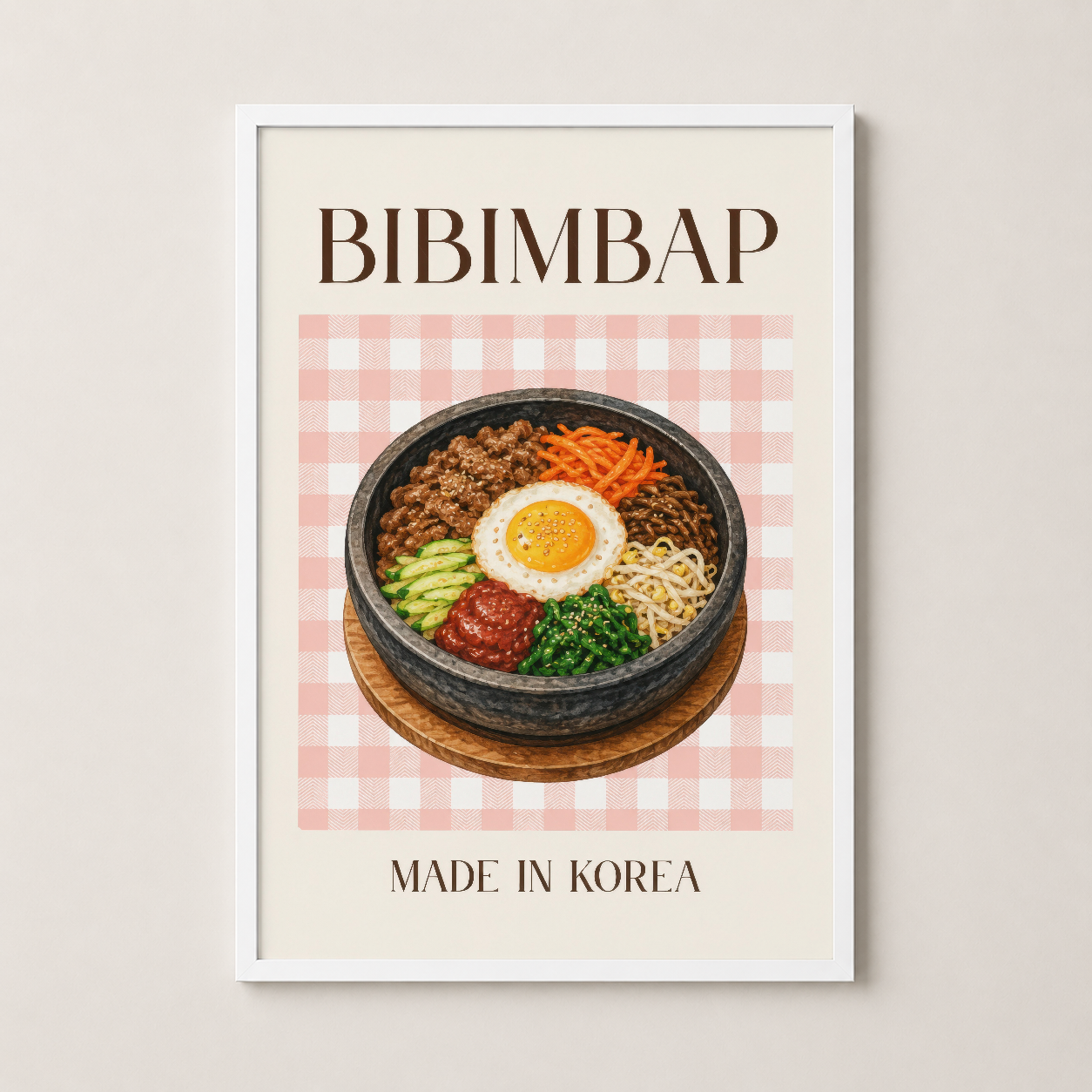 Bibimbap artwork, beyaz çerçevelenmiş, pastel tonlarında seramik kasede hazırlanmış yemeği gösteren duvar sanatı.