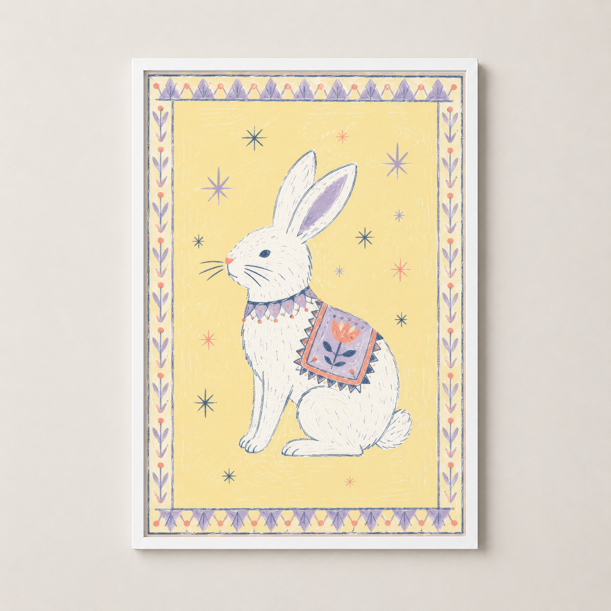 Beyaz çerçeveli, pastel renkleriyle yumuşak bir havaya sahip tavşan poster, çocuk alanları için ideal.
