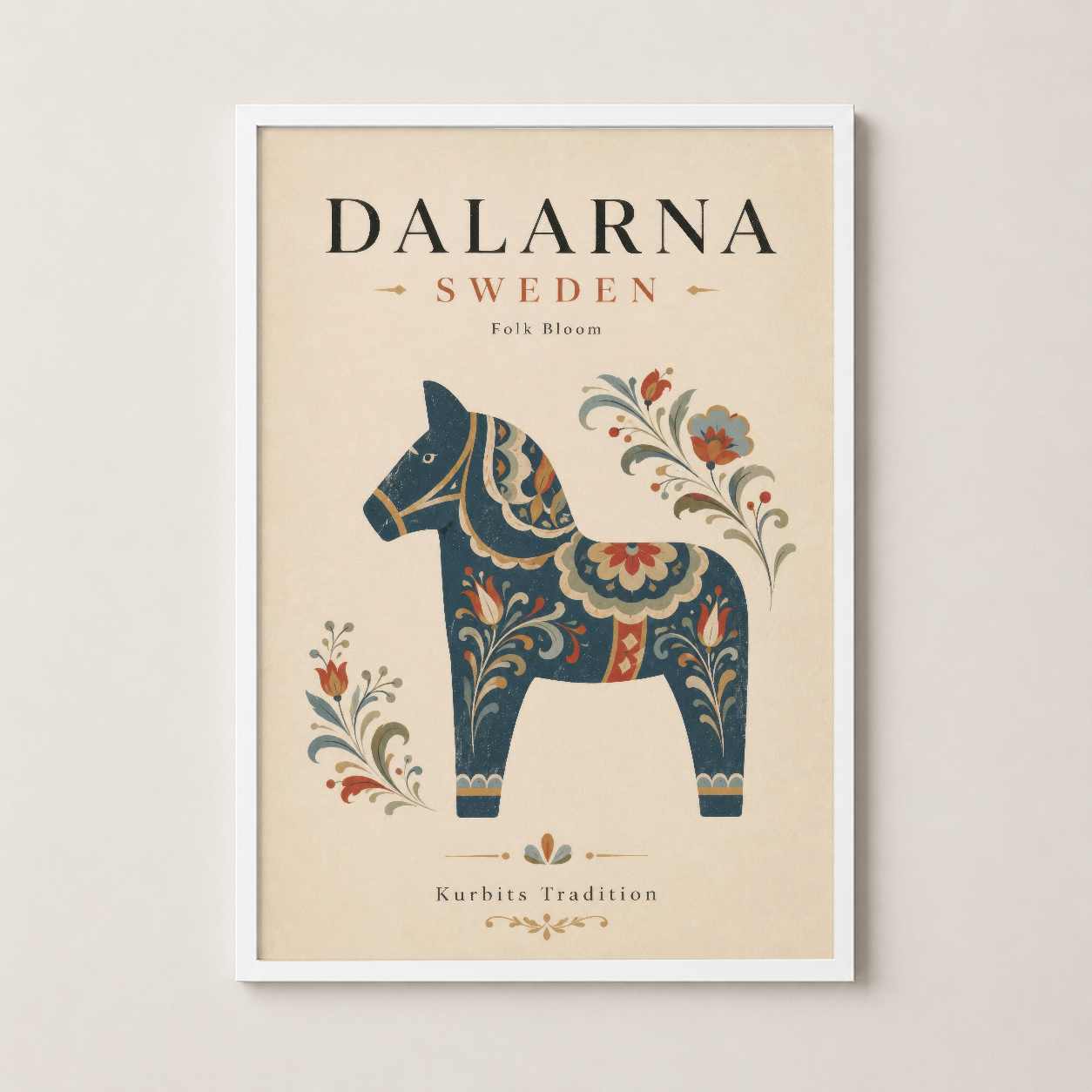 Beyaz çerçevede, folklorik desenlerle süslenmiş Dalarna atının zarif ve minimalist duvar tablosu.