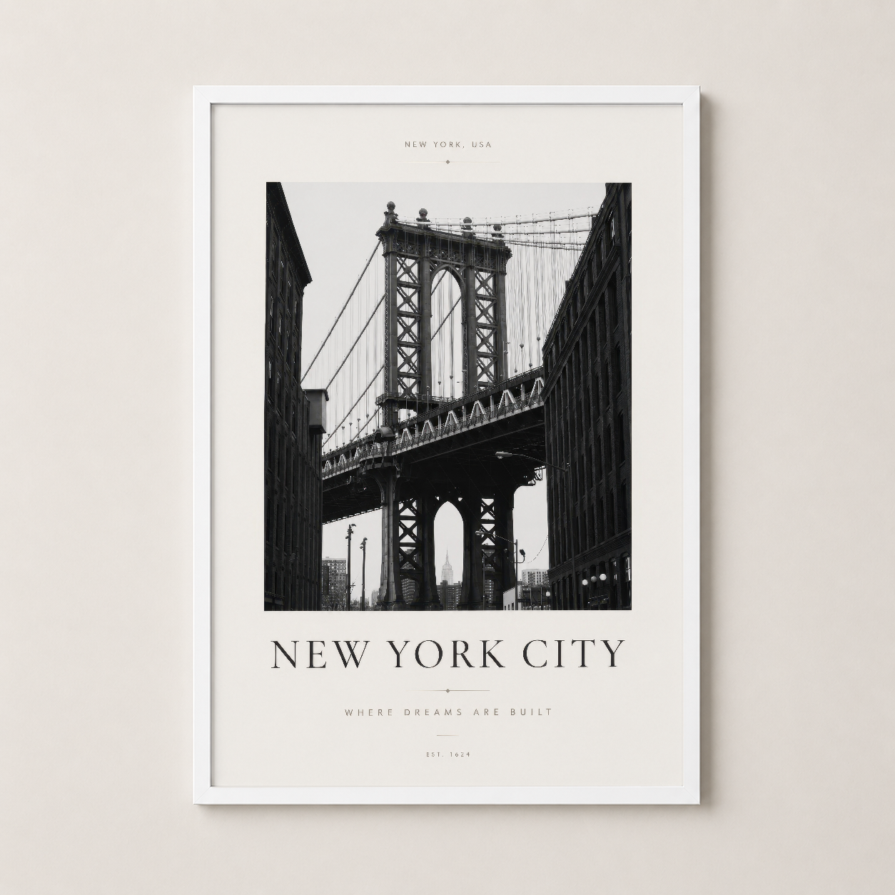 New York City Manhattan Köprüsü tablosu şık beyaz çerçevede, minimalist ve ışık dolu mekanlar için ideal.