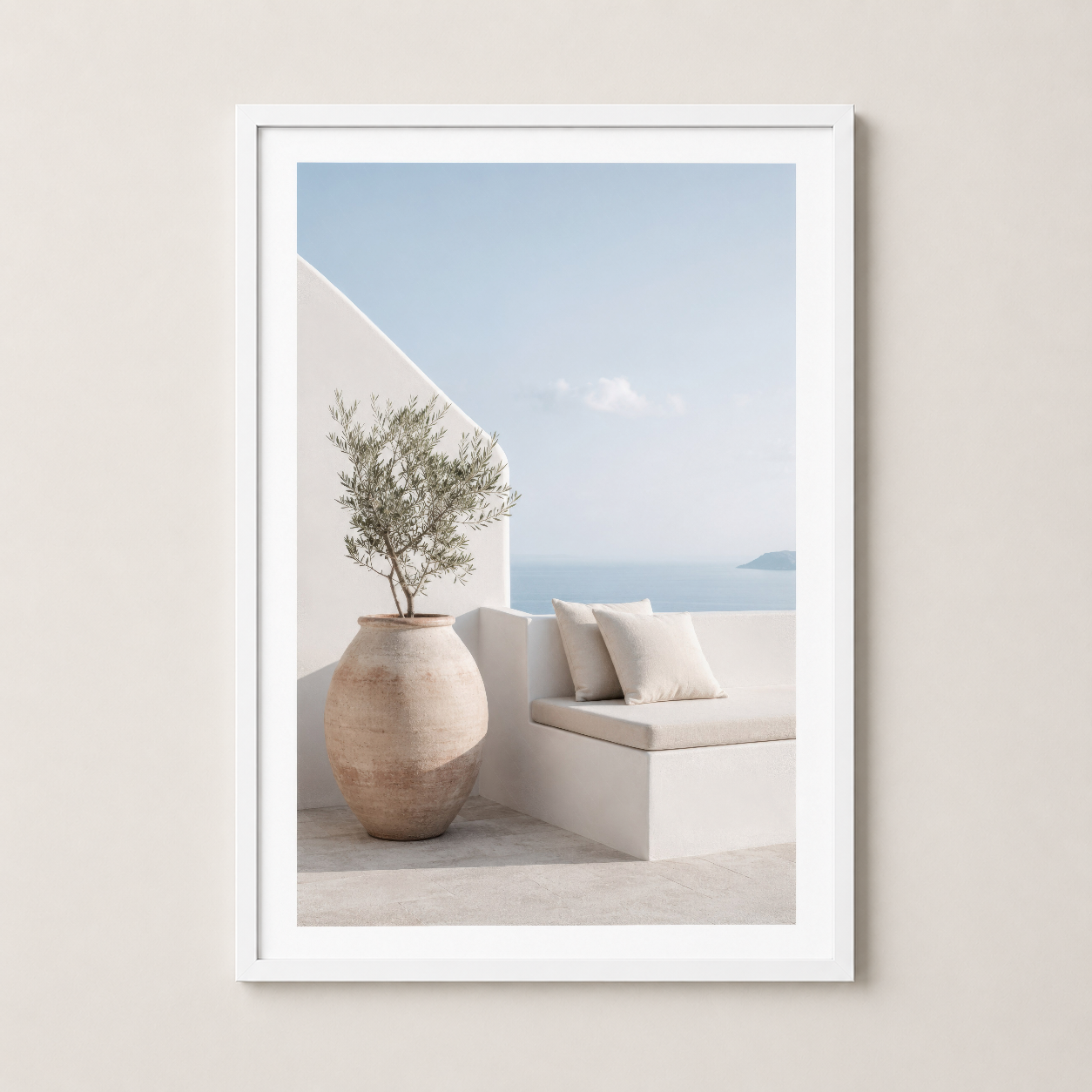 Beyaz çerçevede, seramik vazo, kanepe ve mavi deniz ufuklı minimalist tasarım tablosu.