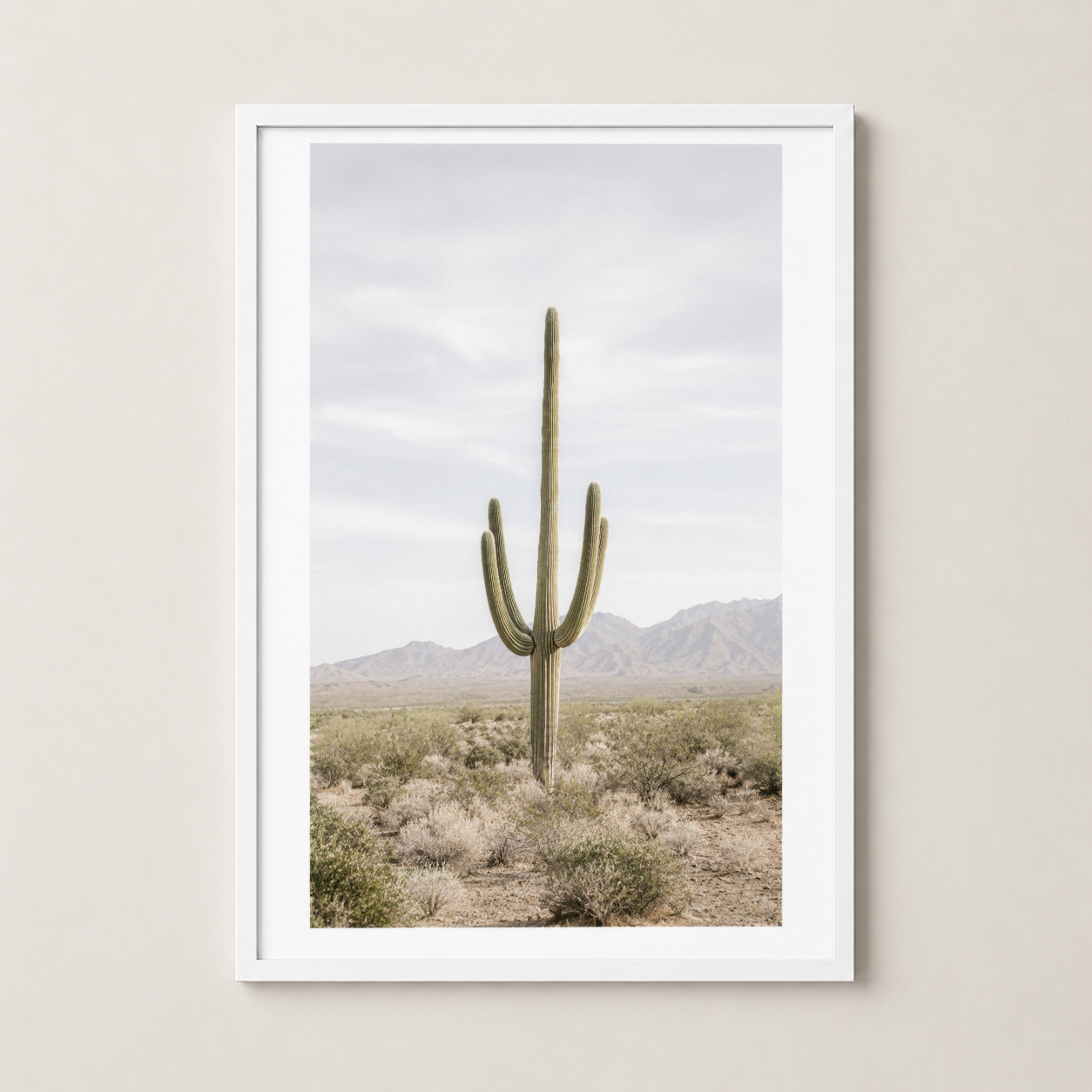Saguaro kaktüsü sanat eseri beyaz çerçevede; temiz, zarif ev dekorasyonu seçeneği