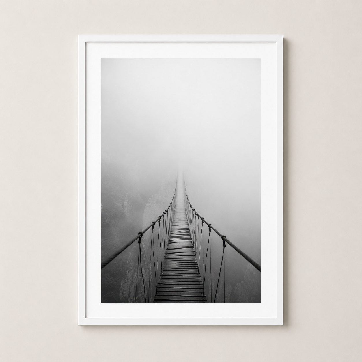 Beyaz çerçeveli misty bridge tablosu, minimalist tasarım ve doğa temasıyla odaları zarif kılan sanat.