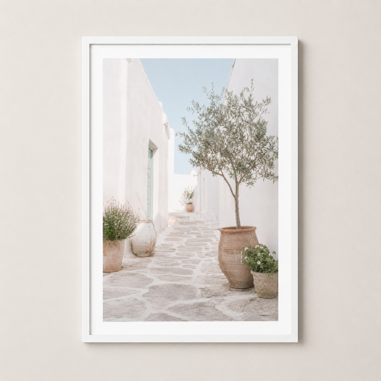 Beyaz çerçeveli poster, Yunan adası atmosferiyle tasarlanmış, zeytin ağacının ve toprak saksı bitkilerinin bulunduğu saf