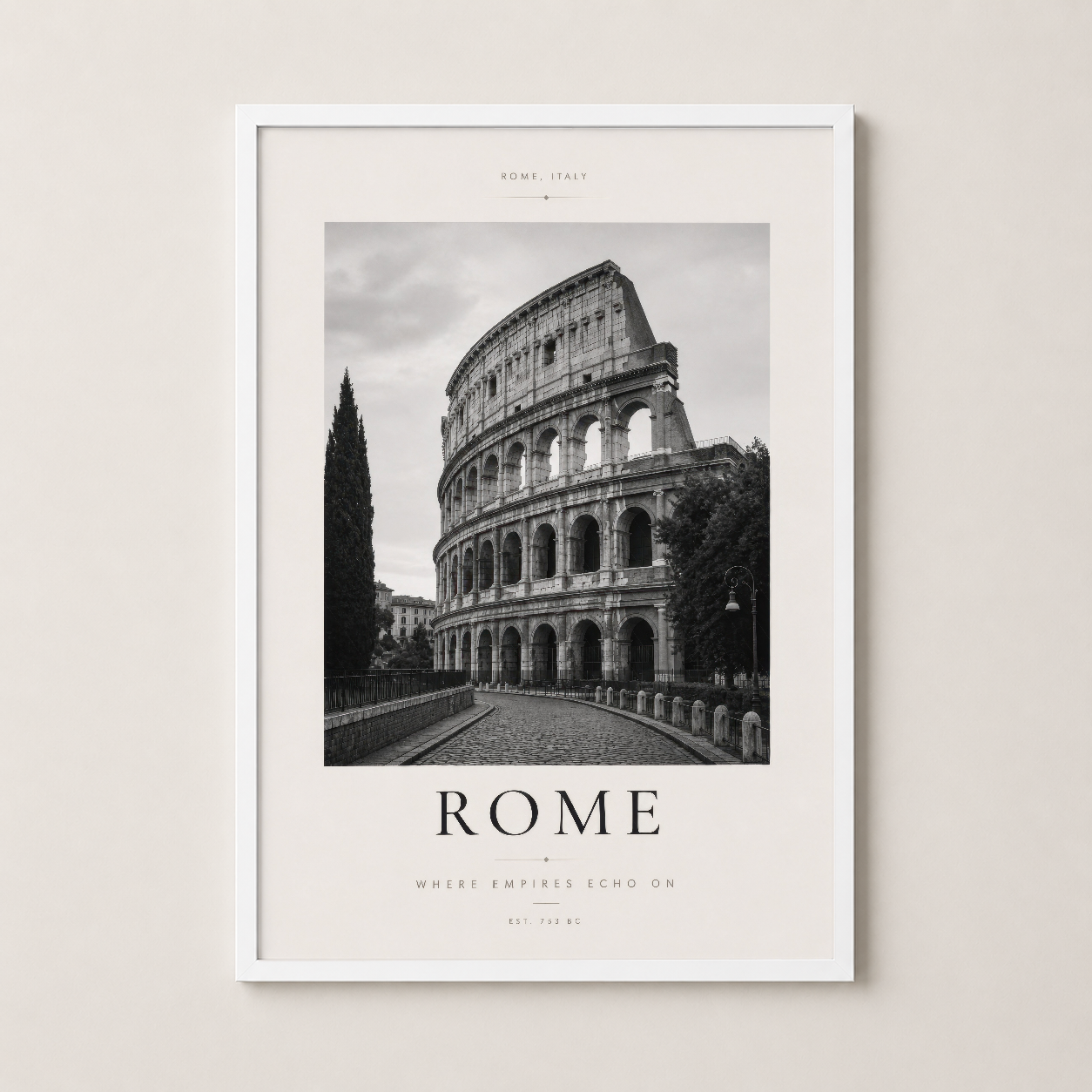 Antik Roma Kolosseum çizimi beyaz çerçeveyle, minimalist dekor stili ve zarafet sunan sanat eseri.