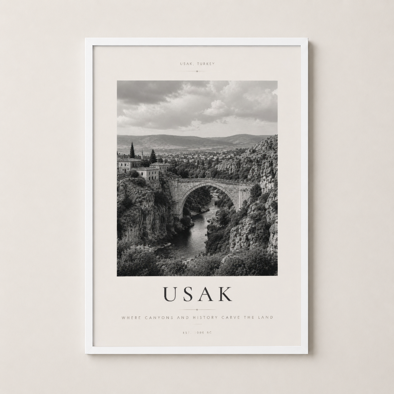 Usak Türkiye posteri beyaz çerçeveli, kanyonlar ve tarihi yapıları gösteren siyah beyaz fotoğraf.
