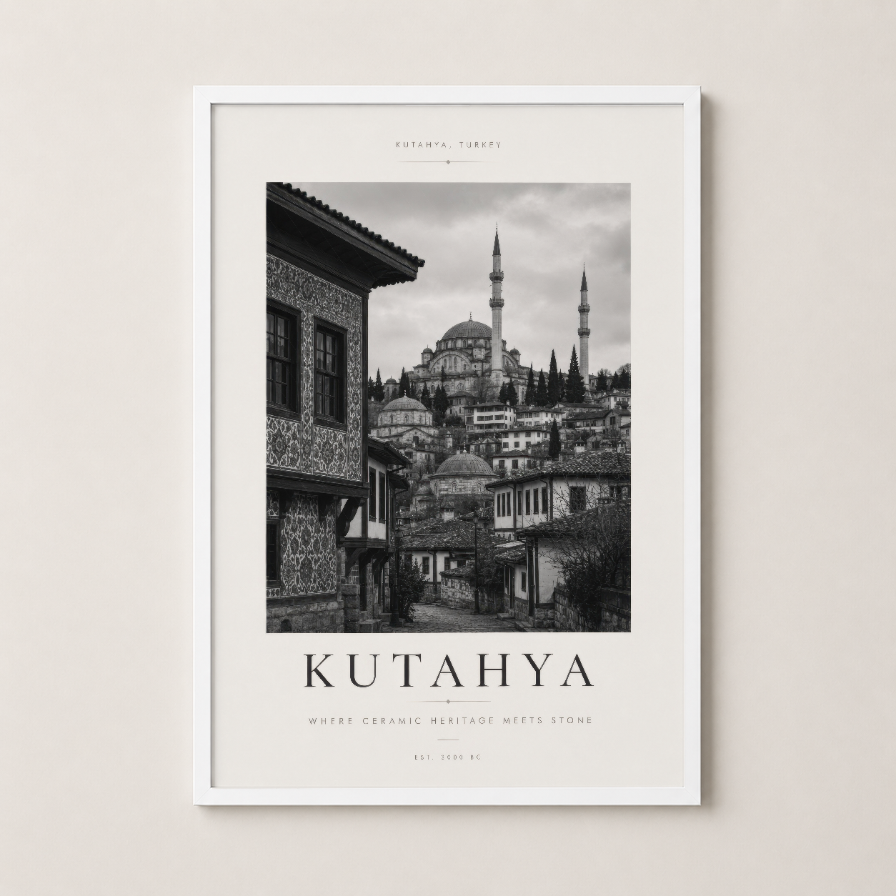 Kütahya tasarımı beyaz çerçevelenmiş duvar sanatı, seramik kültürü ve taş mimarisini ince bir estetikle sunan poster.