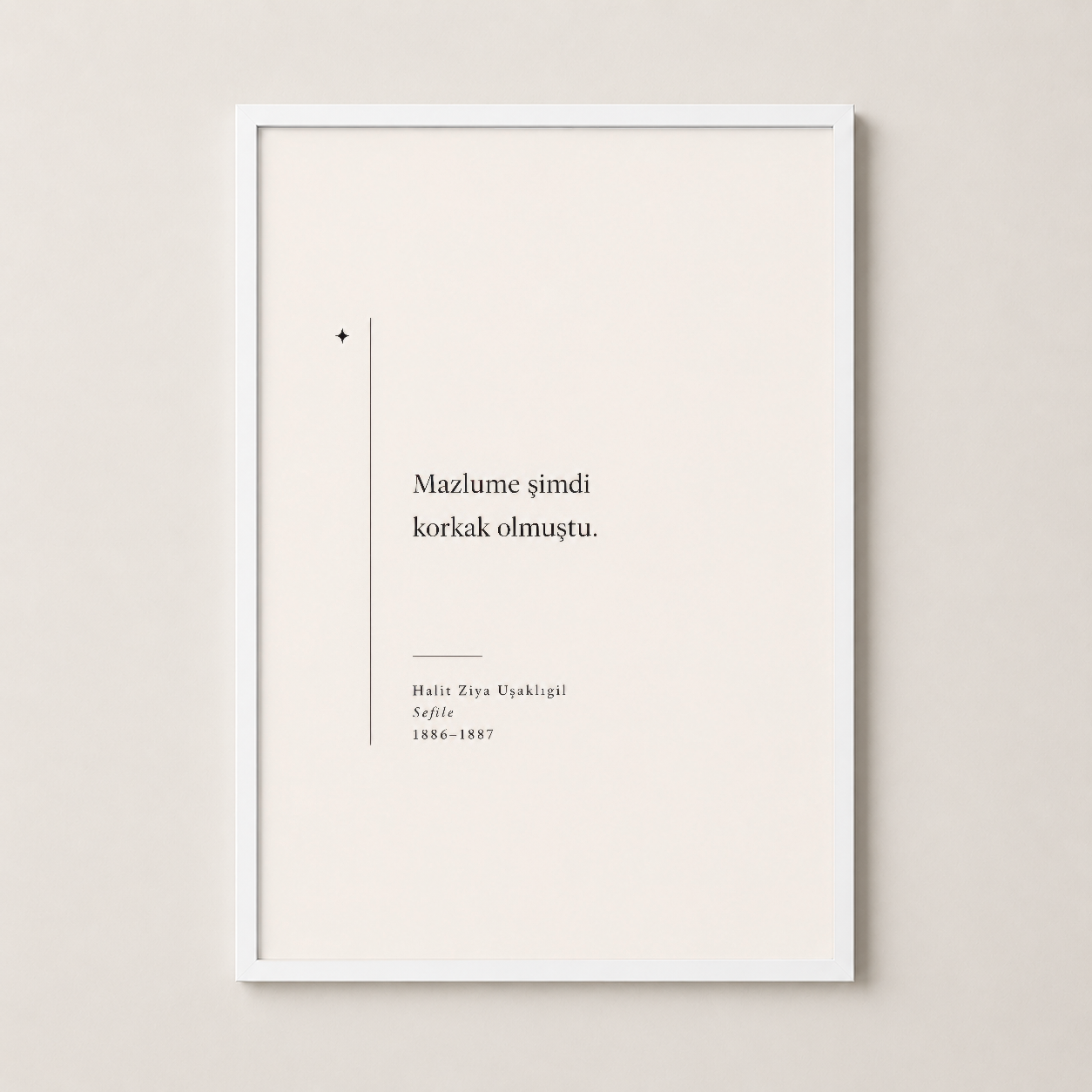 Beyaz çerçeveli poster, sakin bir ortamda edebiyat severler için ideal dekoratif parça.