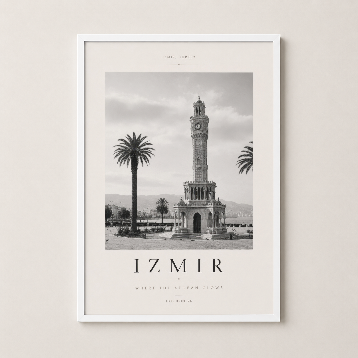 İzmir Saatkulesi poster beyaz çerçeveli, şık minimalist tasarımla modern iç mekanlar için.
