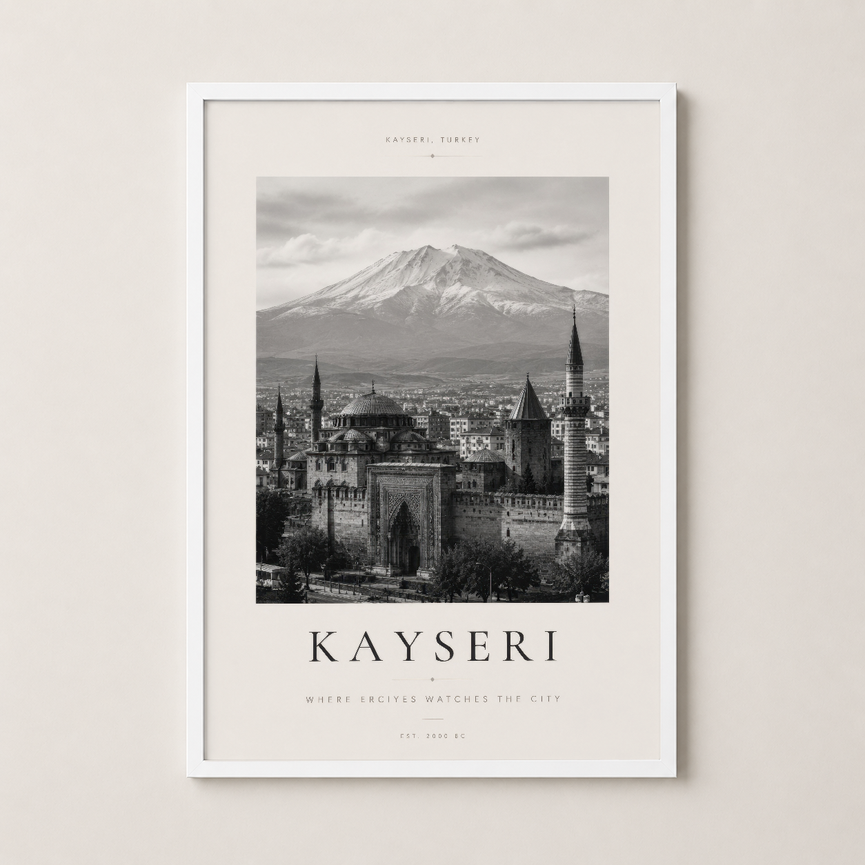 Beyaz ahşap çerçevede Kayseri Kent Posteri, nostaljik siyah-beyaz mimari fotoğrafya.