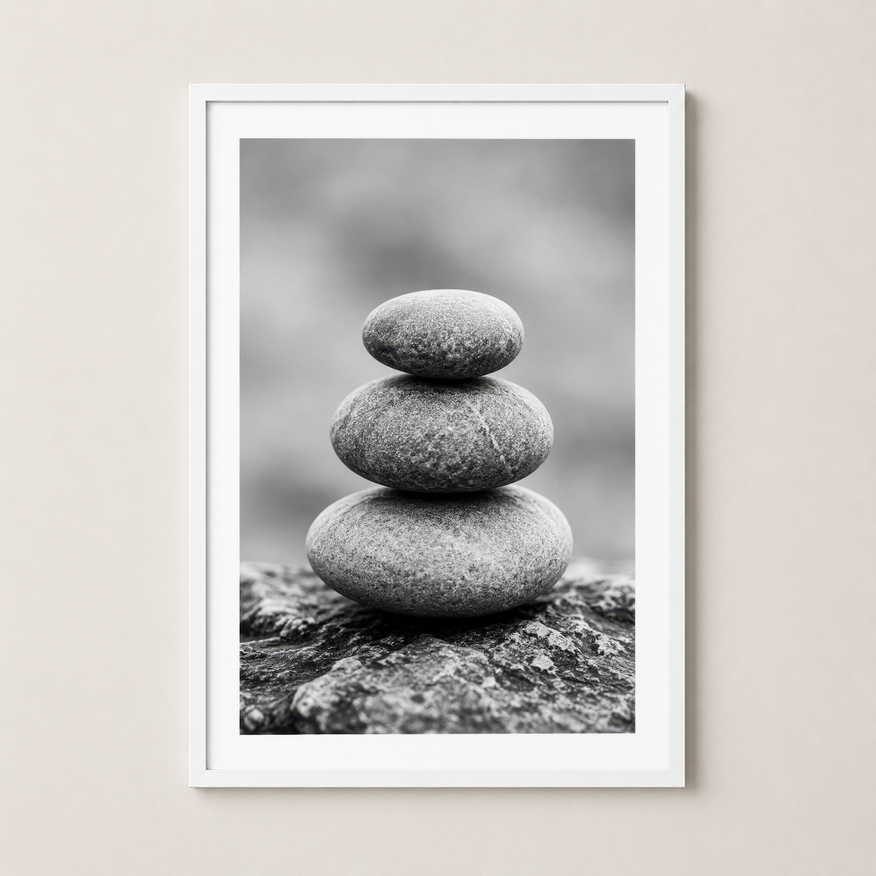Taş dengesi posterinin beyaz çerçeveli versiyonu, zen ve sakin ortamlar için ideal.