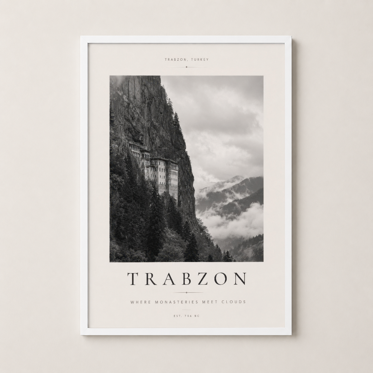 Trabzon posterinin beyaz çerçevedeki versiyonu, sade ve şık tasarım ile modern dekorasyona uyum sağlayan.