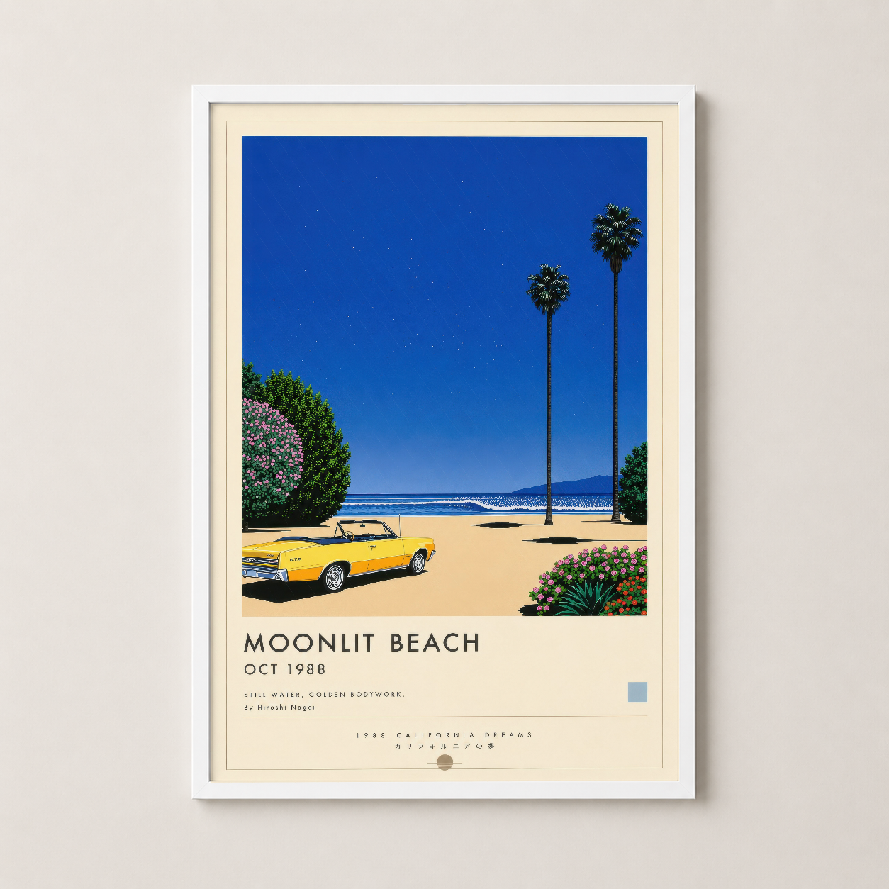 Moonlit Beach duvar tablosu beyaz çerçeveli, nostaljik plaj sahnesi ve mavi gökyüzü.