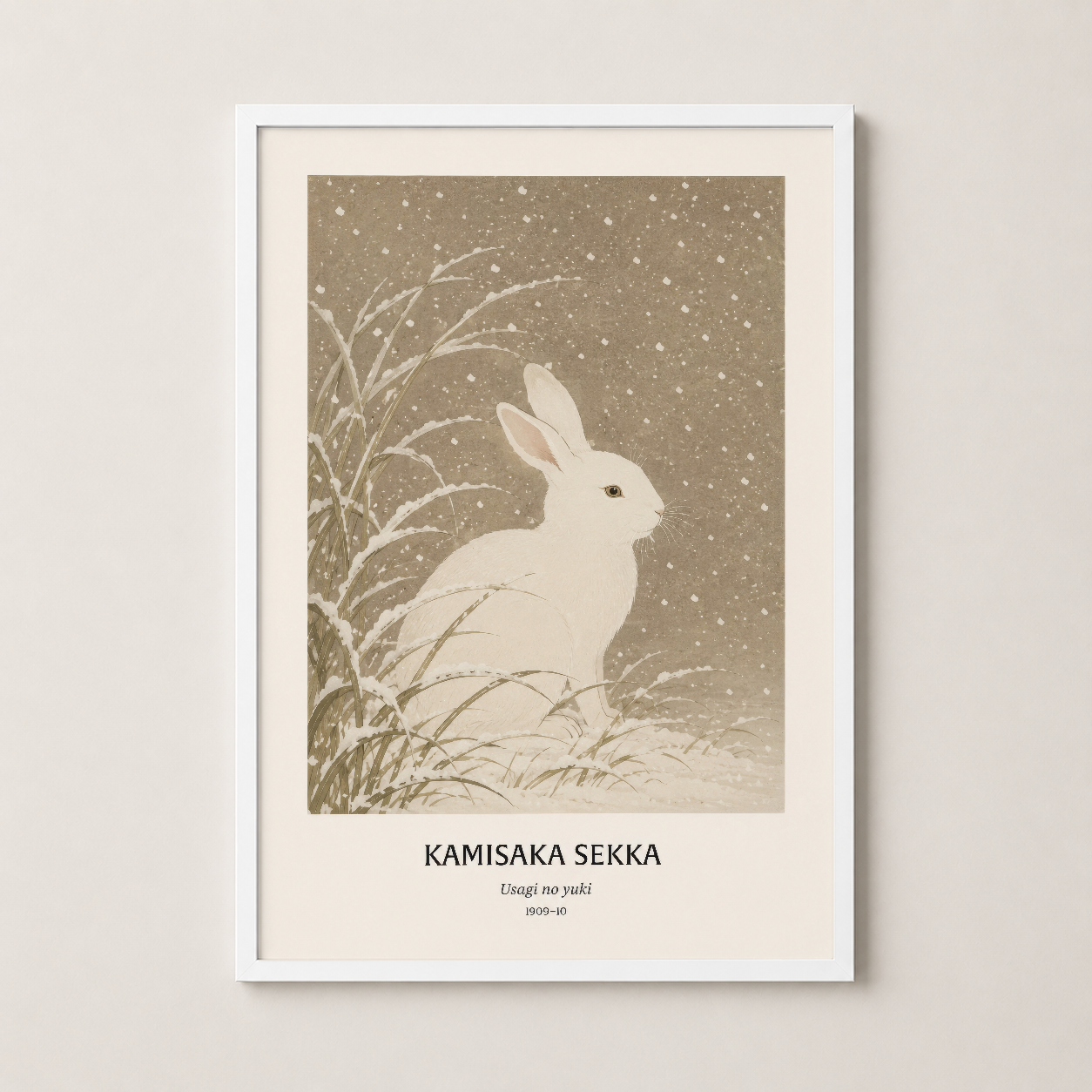 Beyaz çerçeve ve paspasıyla sunulan, karla kaplı otlar arasında tavşan figürü içeren klasik stil poster.