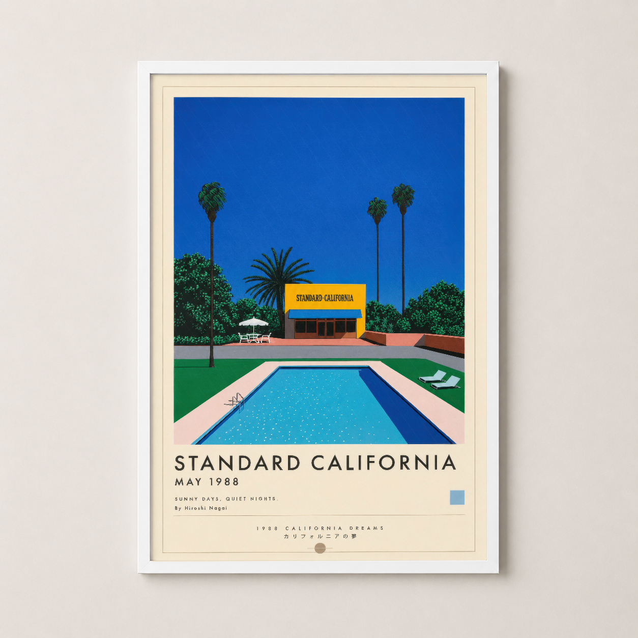 Minimalista beyaz çerçeveli vintage California baskı, sakin renk paletinde retro mimarisi ve doğa motifleri içeren sanat