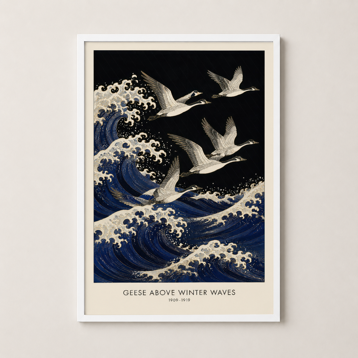 Beyaz çerçeveli poster, dalgalar ve kuşlar tematiğiyle minimalist dekor vurgusunu tamamlar.