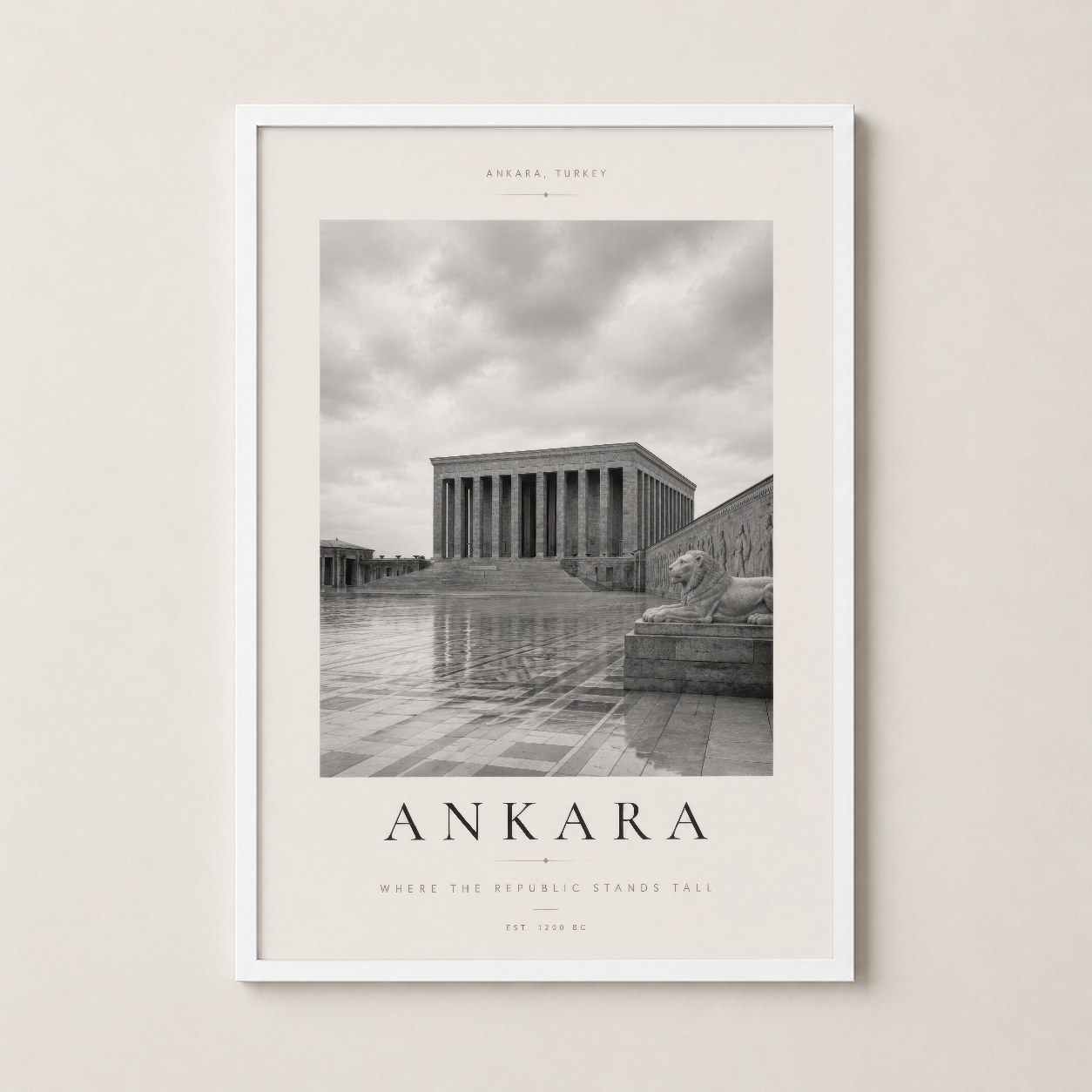 Ankara tablosu beyaz çerçeveli sunumuyla, aydınlık iç mekanların zarif dekorasyon çözümü.