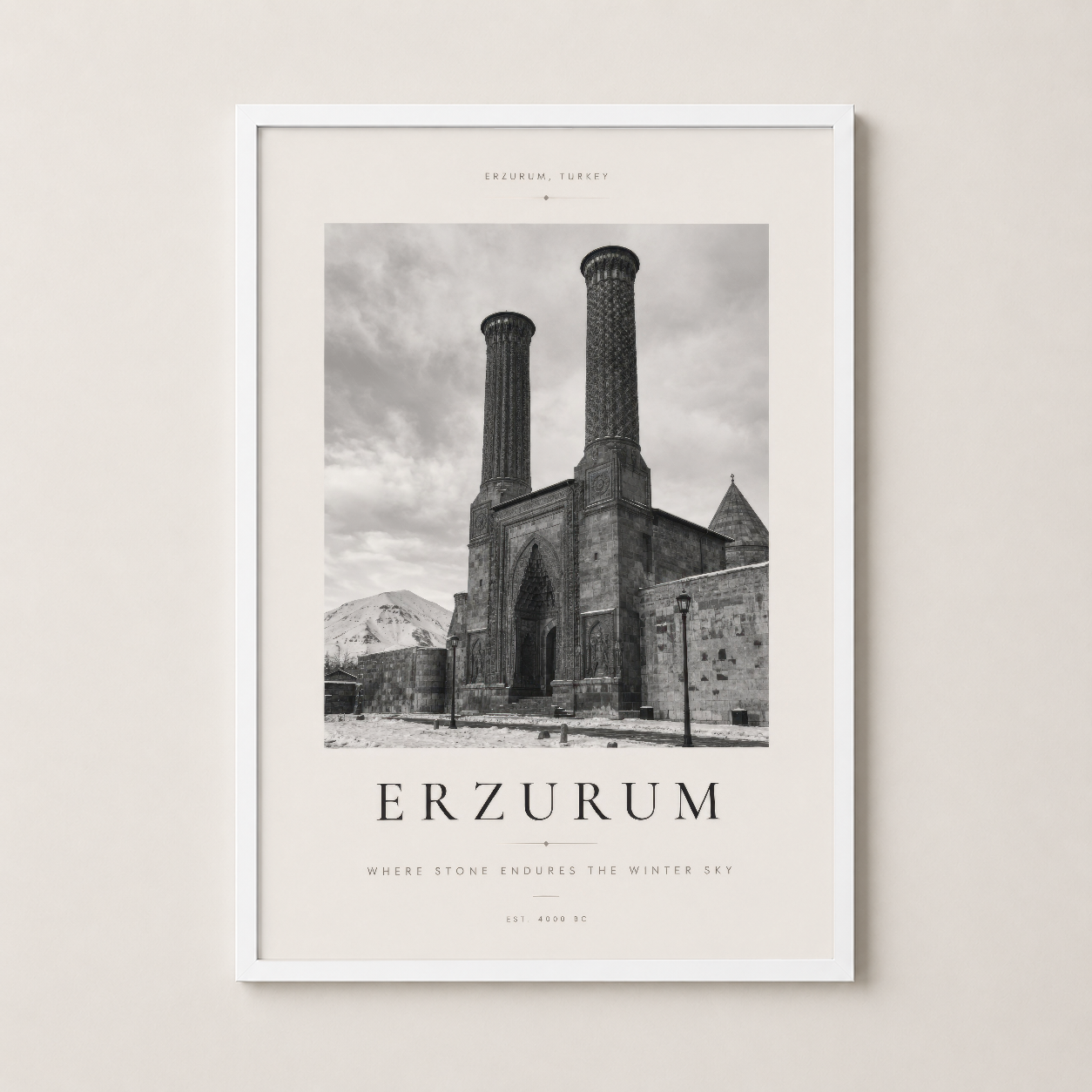 Beyaz çerçevedeki Erzurum posteri, klasik tasarımı ve tarihi dokusunun modern ev dekorasyonuna mükemmel uyumu.
