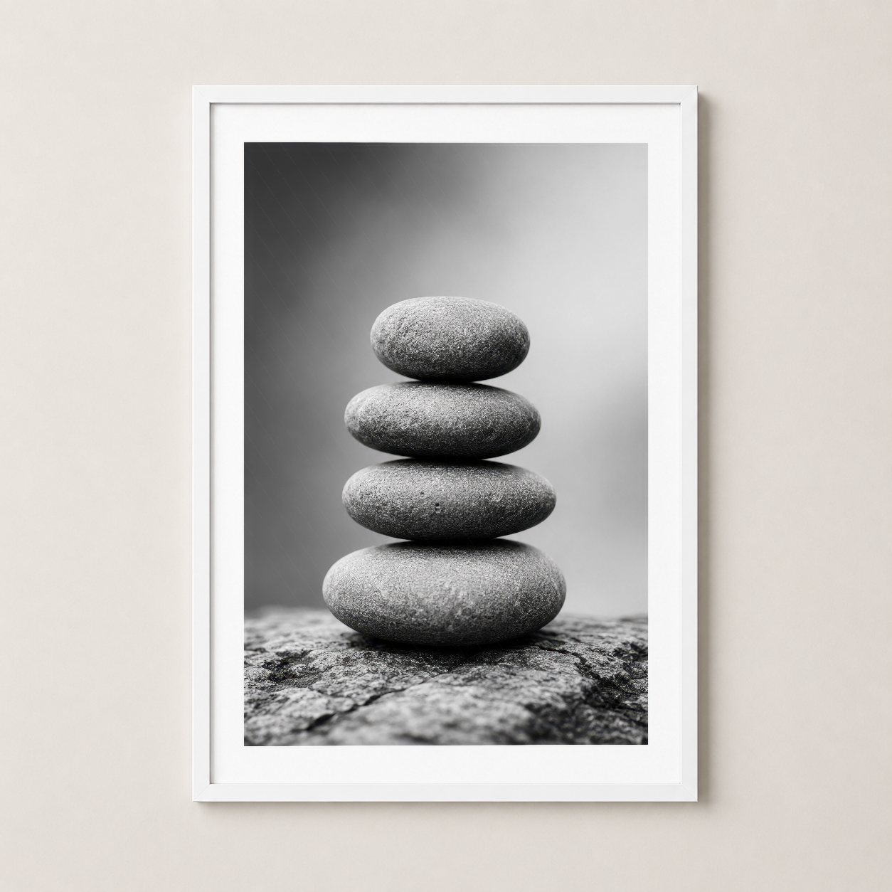 Çerçeveli sanat eseri: beyaz çerçevede minimalist taş dengeleme fotoğrafı, her ortama uyum sağlar.