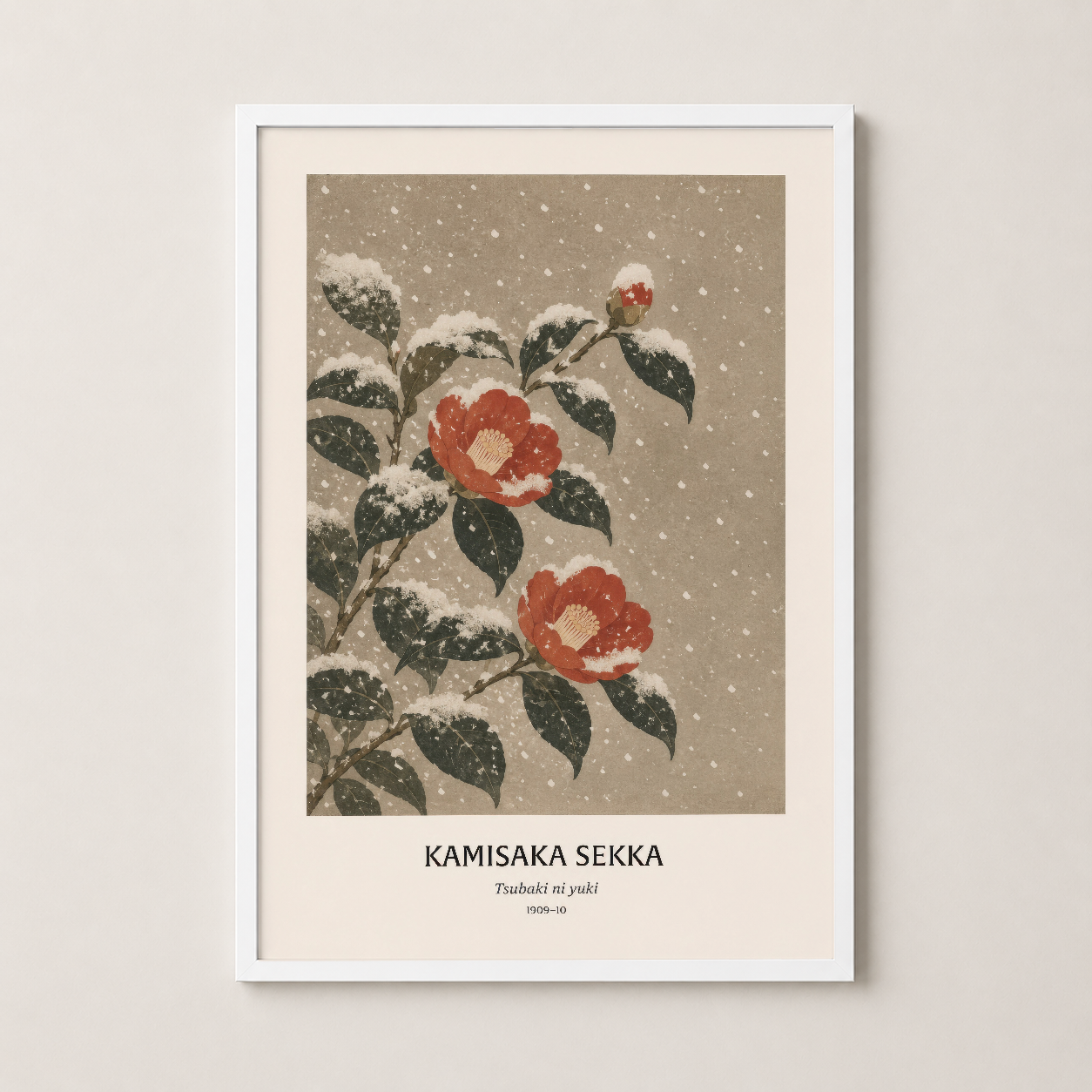 Beyaz çerçevede sunulan, kar ve kırmızı çiçeklerle bezeli Japon sanatının şık ve minimalist yorumu.