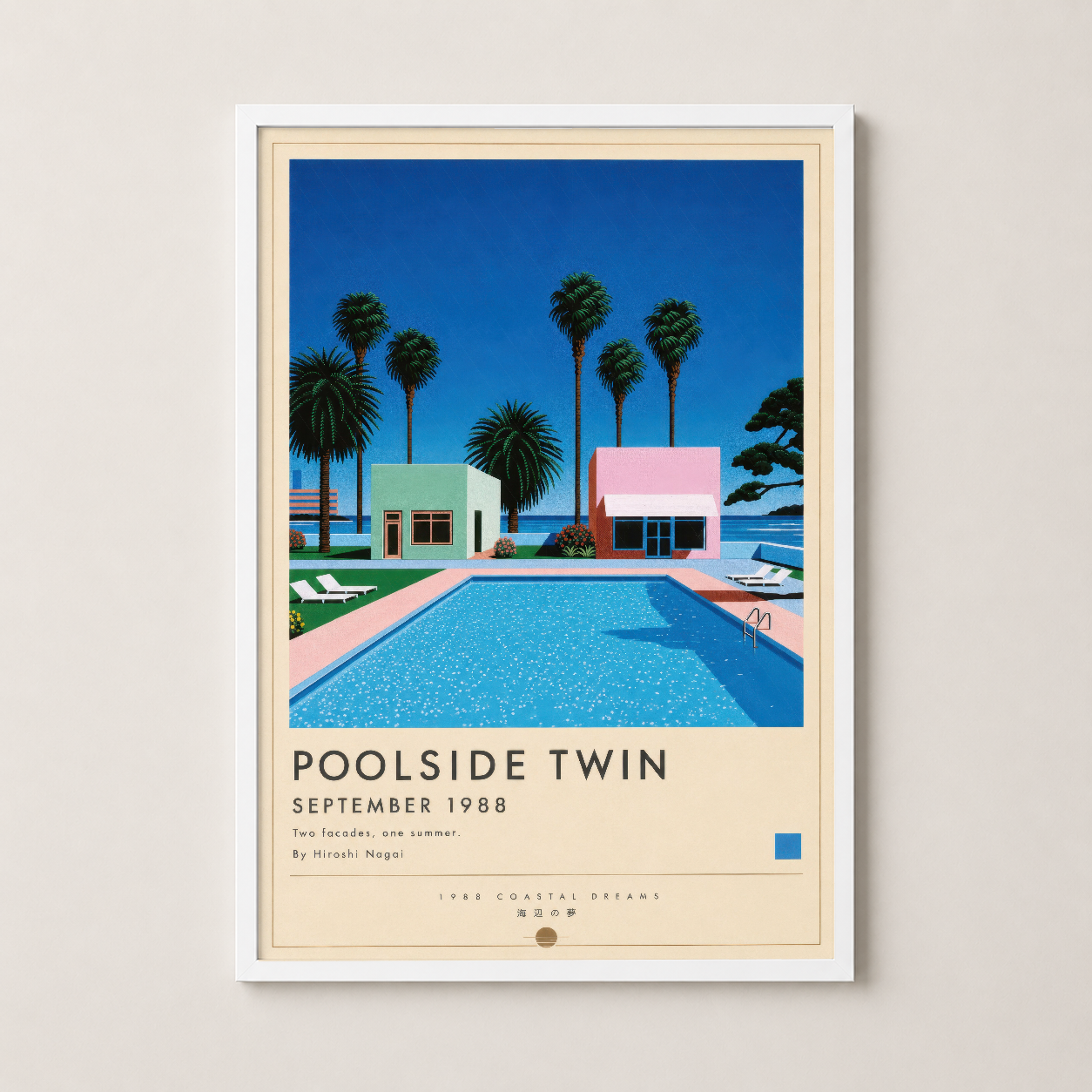Poolside Twin posteri beyaz çerçevede, canlı mavi gökyüzü ve pastel renk mimarisiyle sakin dekoratif baskı.