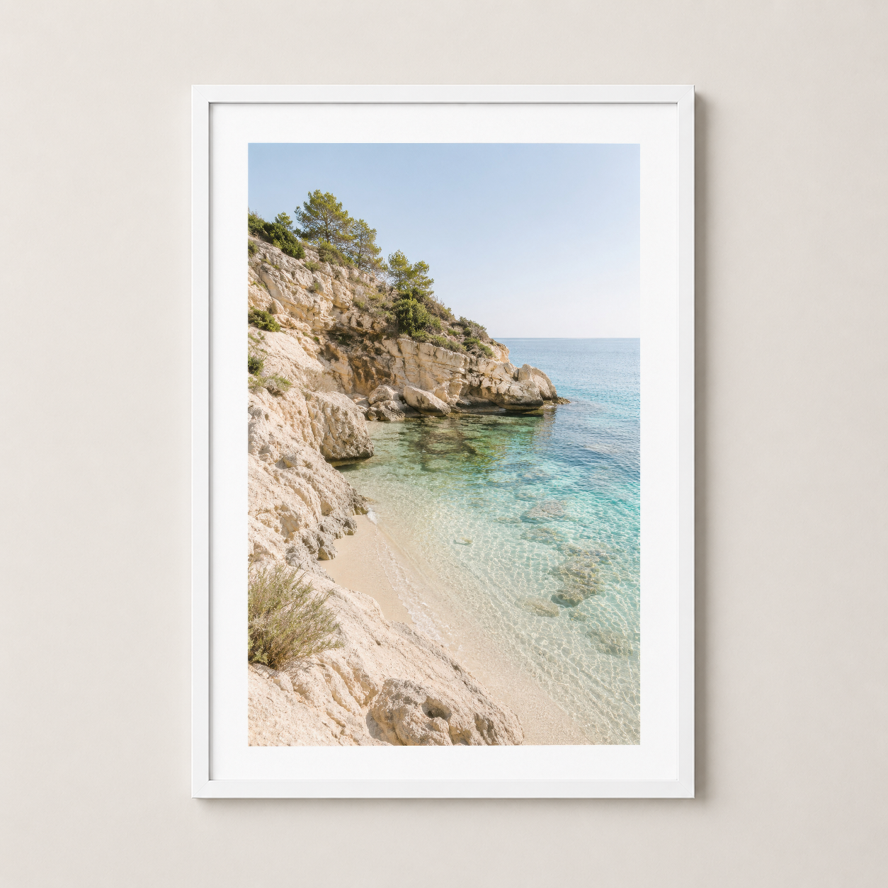 Beyaz çerçeveli kıyı manzarası posteri, temiz doğa fotoğrafıyla minimalist iç mekanlar için ideal sanat eseri.