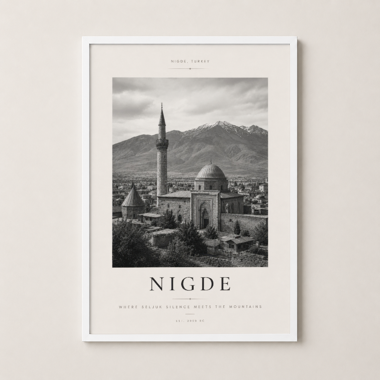 Nigde duvar tablosu beyaz çerçevede, Anadolu'nun mistik atmosferini sade ve zarif şekilde yansıtan sanat.